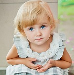 Милая девочка с голубыми глазами
