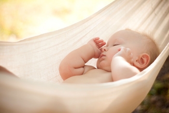 Маленький ребенок крепко спит