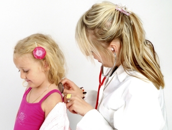 Девочку осматривает детский врач