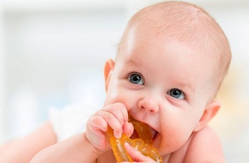 Малыш с прорезывателем для зубов