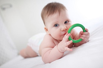 Малыш с игрушкой