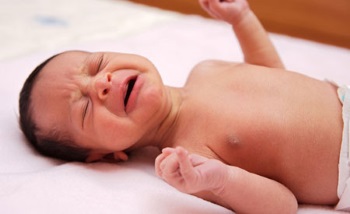 Новорожденный малыш сильно плачет