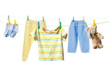 Вещи сохнут на веревке