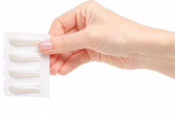 Лечебные свечи в руке