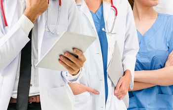 Врачи в халатах